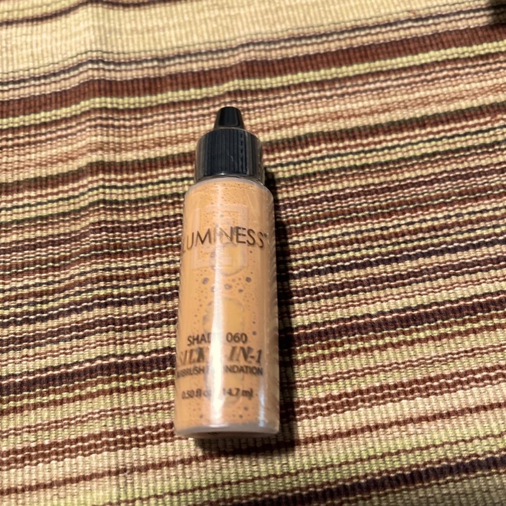 Lumpiness silk 4 in one foundation Shade 060